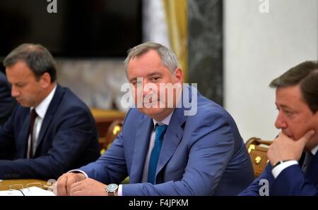 Vice-premier ministre russe Dmitri Rogozine lors d'une réunion avec le président Vladimir Poutine le 26 août 2015 à Moscou, Russie. Banque D'Images