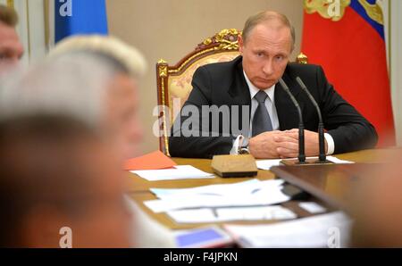 Le président russe Vladimir Poutine lors d'une réunion du gouvernement le 26 août 2015 à Moscou, Russie. Banque D'Images