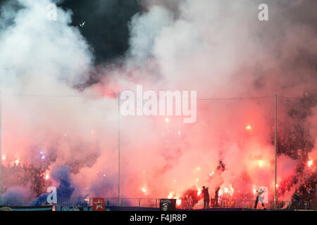 Thessalonique, Grèce. 18 octobre, 2015. Fans et supporters d'Hercule (Iraklis) reflets sur l'équipe au cours de la Superleague grecque match PAOK contre Hercules (Iraklis) Credit : VASILIS VERVERIDIS/Alamy Live News Banque D'Images