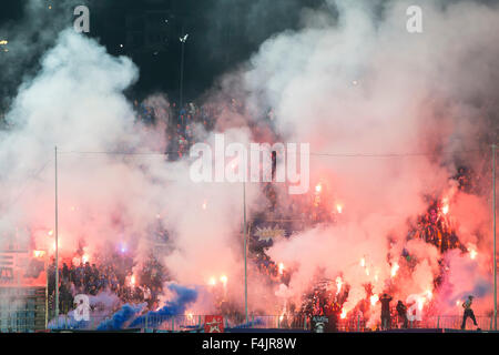 Thessalonique, Grèce. 18 octobre, 2015. Fans et supporters d'Hercule (Iraklis) reflets sur l'équipe au cours de la Superleague grecque match PAOK contre Hercules (Iraklis) Credit : VASILIS VERVERIDIS/Alamy Live News Banque D'Images