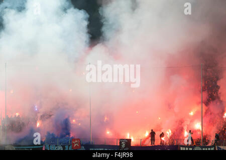 Thessalonique, Grèce. 18 octobre, 2015. Fans et supporters d'Hercule (Iraklis) reflets sur l'équipe au cours de la Superleague grecque match PAOK contre Hercules (Iraklis) Credit : VASILIS VERVERIDIS/Alamy Live News Banque D'Images