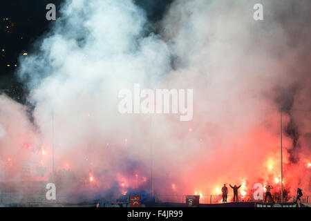 Thessalonique, Grèce. 18 octobre, 2015. Fans et supporters d'Hercule (Iraklis) reflets sur l'équipe au cours de la Superleague grecque match PAOK contre Hercules (Iraklis) Credit : VASILIS VERVERIDIS/Alamy Live News Banque D'Images