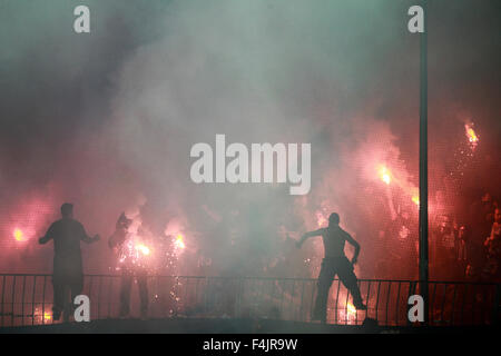 Thessalonique, Grèce. 18 octobre, 2015. Fans et supporters d'Hercule (Iraklis) reflets sur l'équipe au cours de la Superleague grecque match PAOK contre Hercules (Iraklis) Credit : VASILIS VERVERIDIS/Alamy Live News Banque D'Images