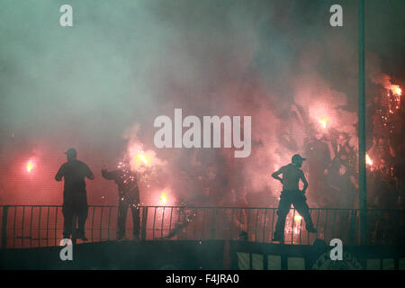 Thessalonique, Grèce. 18 octobre, 2015. Fans et supporters d'Hercule (Iraklis) reflets sur l'équipe au cours de la Superleague grecque match PAOK contre Hercules (Iraklis) Credit : VASILIS VERVERIDIS/Alamy Live News Banque D'Images