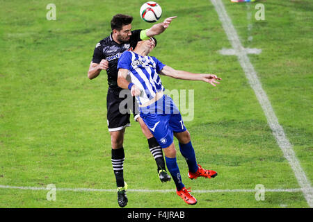 Thessalonique, Grèce. 18 octobre, 2015. Alexandros Tziolis (L) de Paok et Jonh pasas d'Hercule (Iraklis) (R) en action au cours de la Superleague grecque match PAOK contre Hercules (Iraklis) Credit : VASILIS VERVERIDIS/Alamy Live News Banque D'Images