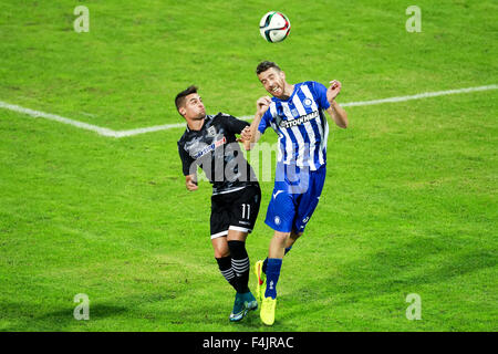 Thessalonique, Grèce. 18 octobre, 2015. Róbert Mak (L) de Paok et Sebastian Bartolini d'Hercule (Iraklis) (R) en action au cours de la Superleague grecque match PAOK contre Hercules (Iraklis) Credit : VASILIS VERVERIDIS/Alamy Live News Banque D'Images