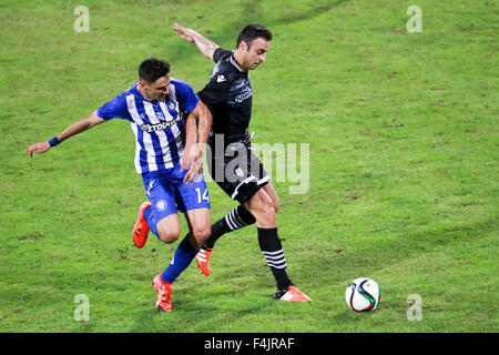 Thessalonique, Grèce. 18 octobre, 2015. Dimitar Berbatov (R) de Paok et Jonh pasas d'Hercule (Iraklis) (L) en action au cours de la Superleague grecque match PAOK contre Hercules (Iraklis) Credit : VASILIS VERVERIDIS/Alamy Live News Banque D'Images