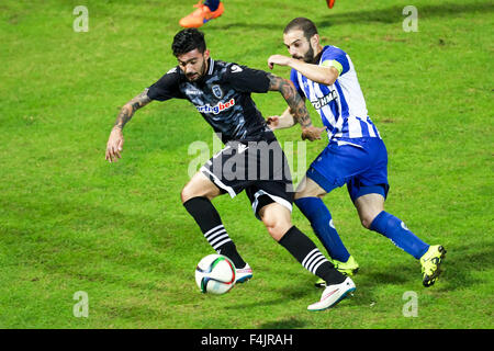 Thessalonique, Grèce. 18 octobre, 2015. Stefanos Athanasiadis (L) de Paok et Michalis Bukuvalas d'Hercule (Iraklis) (R) en action au cours de la Superleague grecque match PAOK contre Hercules (Iraklis) Credit : VASILIS VERVERIDIS/Alamy Live News Banque D'Images