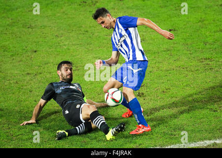 Thessalonique, Grèce. 18 octobre, 2015. Alexandros Tziolis (L) de Paok et Jonh pasas d'Hercule (Iraklis) (R) en action au cours de la Superleague grecque match PAOK contre Hercules (Iraklis) Credit : VASILIS VERVERIDIS/Alamy Live News Banque D'Images