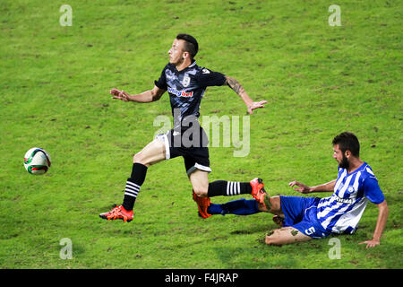 Thessalonique, Grèce. 18 octobre, 2015. Ergys Kace (L) de Paok et Jonh Loukinas d'Hercule (Iraklis) (R) en action au cours de la Superleague grecque match PAOK contre Hercules (Iraklis) Credit : VASILIS VERVERIDIS/Alamy Live News Banque D'Images