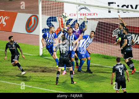 Thessalonique, Grèce. 18 octobre, 2015. Les joueurs de Paok en action avec des joueurs d'Hercule (Iraklis) en action au cours de la Superleague grecque match PAOK contre Hercules (Iraklis) Credit : VASILIS VERVERIDIS/Alamy Live News Banque D'Images