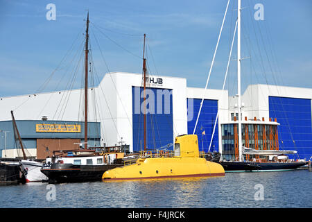 HJB Holland année est basé à Zaandam, près de Port d'Amsterdam Pays-Bas sous-marin jaune ( Noordzeekanaal Canal Mer du Nord ) Si la construction yachts ou yachts à moteur, les équipes qualifiés prendre une fierté dans leur travail pour produire un produit de classe mondiale en utilisant des techniques modernes et efficaces de la technologie de pointe, fournissant en fin de chaque client avec un yacht d'exception à un prix réaliste. Année de Holland est basé à Zaandam, à la périphérie d'Amsterdam, avec un accès direct en eau profonde pour les eaux libres un peu moins d'un heure du chantier naval. Banque D'Images