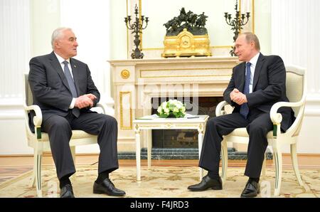 Le président russe Vladimir Poutine rencontre le président de la République de l'Ossétie du Sud Leonid Tibilov au Kremlin, le 1 er juin 2015 à Moscou, Russie. Banque D'Images