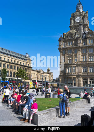 dh Waverley Princes Mall toit PRINCES STREET ÉDIMBOURG gens touristes détente plaza ville touristique ecosse Banque D'Images