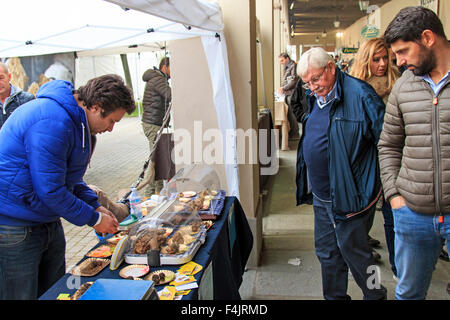 Moncalvo, Italie - octobre 18,2015 : Touristes devant un vendeur de truffes à la foire aux truffes de Moncalvo, Italie Banque D'Images