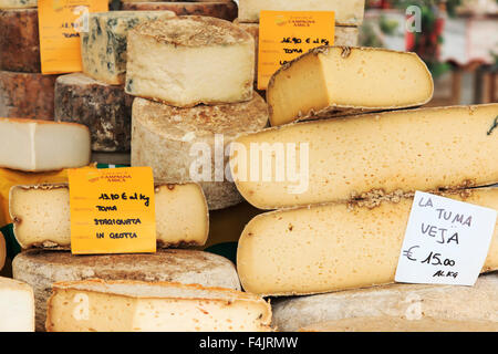 Moncalvo, Italie - octobre 18,2015 : fromage italien avec des étiquettes de prix relative à la foire aux truffes de Moncalvo. Banque D'Images