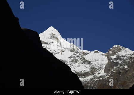 Neelkanth pic de montagne couverte par les fortes chutes de neige, Badrinath avec les premières du soleil tôt le matin et ciel bleu clair Août 2015 Banque D'Images