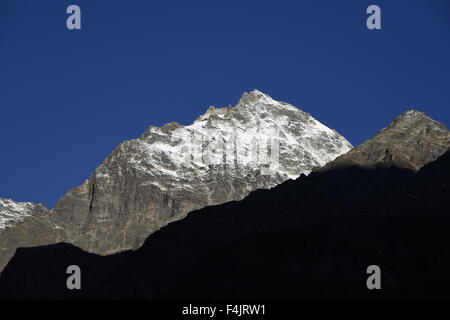 L'Inde énorme pic de montagne couverte par les fortes chutes de neige,Badrinath avec les premières du soleil tôt le matin et ciel bleu clair Août 2015 Banque D'Images