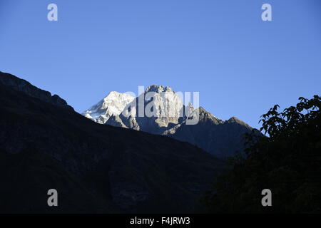 L'Inde pittoresque grand pic de montagne couverte par les fortes chutes de neige et ciel bleu clair près de Badrinath, kedarnath Uttrakhand, Inde, Asie Banque D'Images