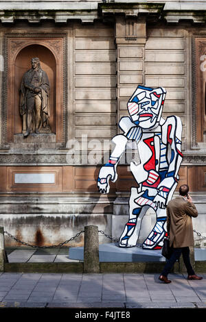 An installation at the Royal Academy of Arts attracts attention, Burlington House, Piccadilly, London, England. Banque D'Images