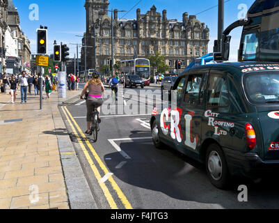 dh Scottish traffic Lights PRINCES STREET EDINBURGH SCOTLAND cycliste dans la piste cyclable taxi femme vélo uk City scotland cyclistes occupé Banque D'Images