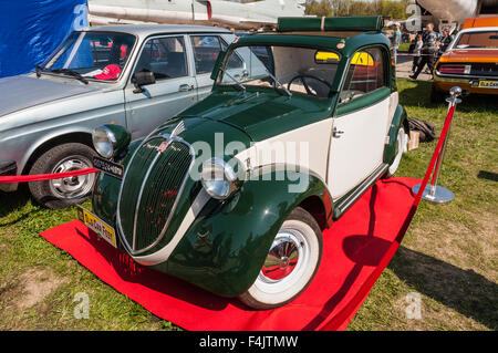 Le festival 'vieille voiture Fest 2015", a révélé une élégante voiture Fiat 500 vintage, communément connue sous le nom de 'Topolino' Banque D'Images