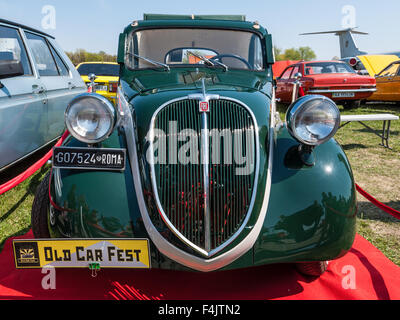 Le festival 'vieille voiture Fest 2015", a révélé une élégante voiture Fiat 500 vintage, communément connue sous le nom de 'Topolino' Banque D'Images