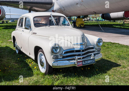 Le festival 'vieille voiture Fest 2015", a révélé un ancien régime soviétique 1955 Pobeda M-20 modèle vintage Banque D'Images