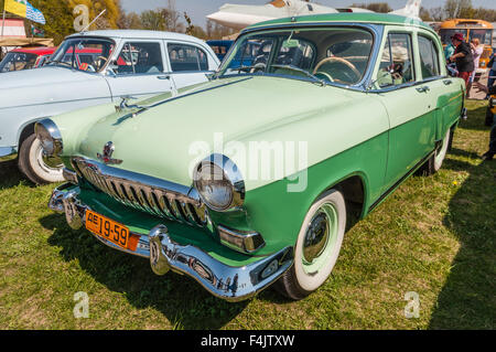 Le festival 'vieille voiture Fest 2015", a révélé un ancien régime soviétique Volga 1959 M-21 vintage modèle avec un chevreuil Banque D'Images