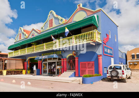 Sur la rue Main, Kralendijk, stand une maison colorée contenant shop et restaurant. Banque D'Images