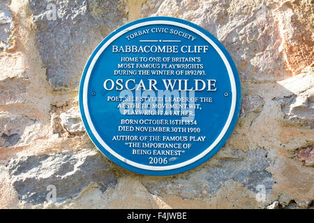 English Heritage Blue Plaque 'dramaturge Oscar Wilde a résidé à Babbacombe Cliff' signe sur mur à Torquay, Devon, Angleterre Banque D'Images