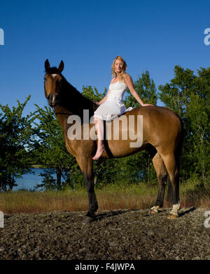 Femme assise sur le cheval, portrait Banque D'Images