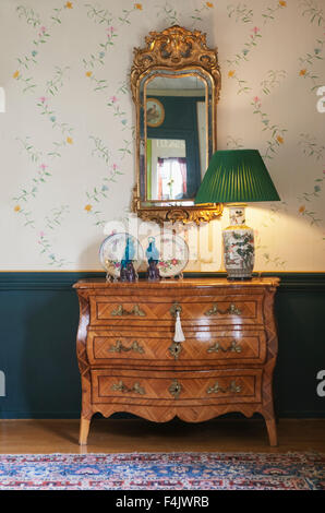 L'ombre de la lampe sur une commode Banque D'Images