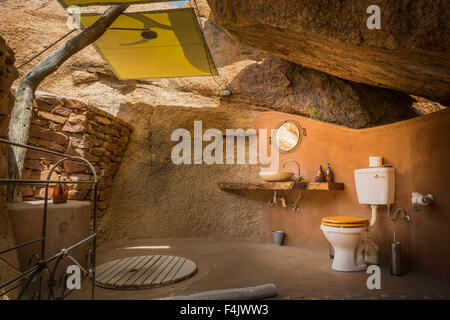 La salle de bains à Twyfelfontein Country Lodge, Namibie, Afrique Banque D'Images