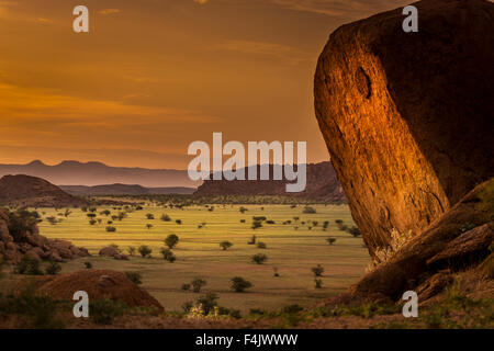 Par le paysage Twyfelfontein Country Lodge, Namibie, Afrique Banque D'Images