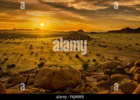 Paysage au coucher du soleil par le Twyfelfontein Country Lodge, Namibie, Afrique Banque D'Images