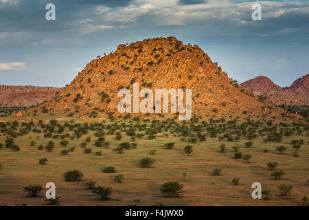 Par le paysage Twyfelfontein Country Lodge, Namibie, Afrique Banque D'Images