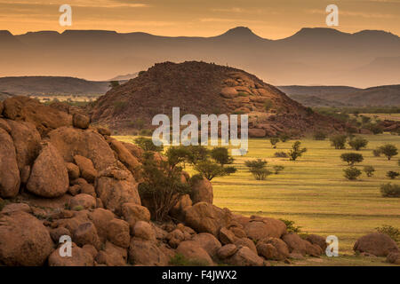 Coucher de soleil sur le paysage par le Twyfelfontein Country Lodge, Namibie, Afrique Banque D'Images