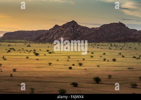 Par le paysage Twyfelfontein Country Lodge, Namibie, Afrique Banque D'Images