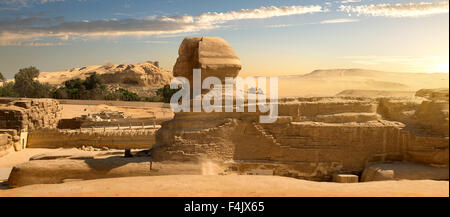 Sphinx dans désert de sable au coucher du soleil Banque D'Images