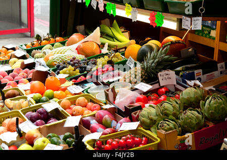 Fruits et légumes à un étal dans la rue Banque D'Images