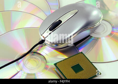 Souris d'ordinateur avec des disques compacts et Puce informatique Banque D'Images