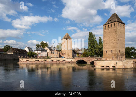 Tours du pont médiéval Ponts Couverts sur l'Ill dans le quartier de la Petite France de Strasbourg, ville, Alsace, France Banque D'Images