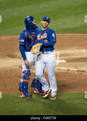 New York, NY, USA. 18 Oct, 2015. New York Mets catcher TRAVIS D'ARNAUD (7) rend le troisième dans la 7ème manche du Match 2 de la Ligue nationale de baseball championnat de série au Citi Field, dimanche, t t. 18, 2015. © Bryan Smith/ZUMA/Alamy Fil Live News Banque D'Images