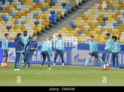 Kiev, Ukraine. 19 Oct, 2015. Les joueurs de Chelsea pendant une session de formation à Kiev, Ukraine, 19 octobre 2015. Fera face à Chelsea Dynamo Kiev à la Ligue des Champions de football match du groupe G à la stade Olimpiyskiy à Kiev le 20 octobre 2015. © Serg Glovny/ZUMA/Alamy Fil Live News Banque D'Images