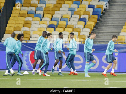 Kiev, Ukraine. 19 Oct, 2015. Les joueurs de Chelsea se réchauffer pendant une session de formation à Kiev, Ukraine, 19 octobre 2015. Fera face à Chelsea Dynamo Kiev à la Ligue des Champions de football match du groupe G à la stade Olimpiyskiy à Kiev le 20 octobre 2015. © Serg Glovny/ZUMA/Alamy Fil Live News Banque D'Images