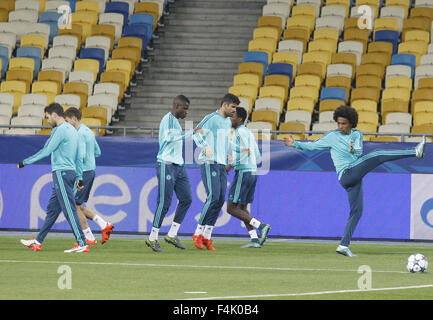 Kiev, Ukraine. 19 Oct, 2015. Les joueurs de Chelsea se réchauffer pendant une session de formation à Kiev, Ukraine, 19 octobre 2015. Fera face à Chelsea Dynamo Kiev à la Ligue des Champions de football match du groupe G à la stade Olimpiyskiy à Kiev le 20 octobre 2015. © Serg Glovny/ZUMA/Alamy Fil Live News Banque D'Images