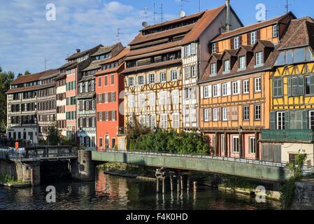 Maisons colorées à colombages le long de l'Ill à la Petite France quartier de la ville Strasbourg, Alsace, France Banque D'Images