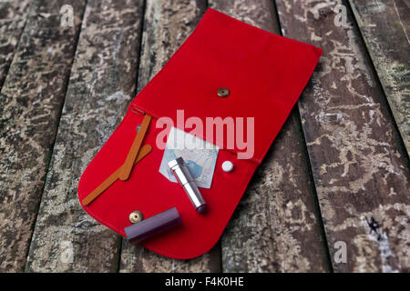 Sac à main rouge sur un fond de bois à lattes Banque D'Images