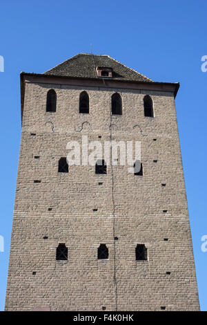 L'une des quatre tours de l'époque médiévale Ponts Couverts sur l'Ill dans le quartier de la Petite France de Strasbourg, ville France Banque D'Images